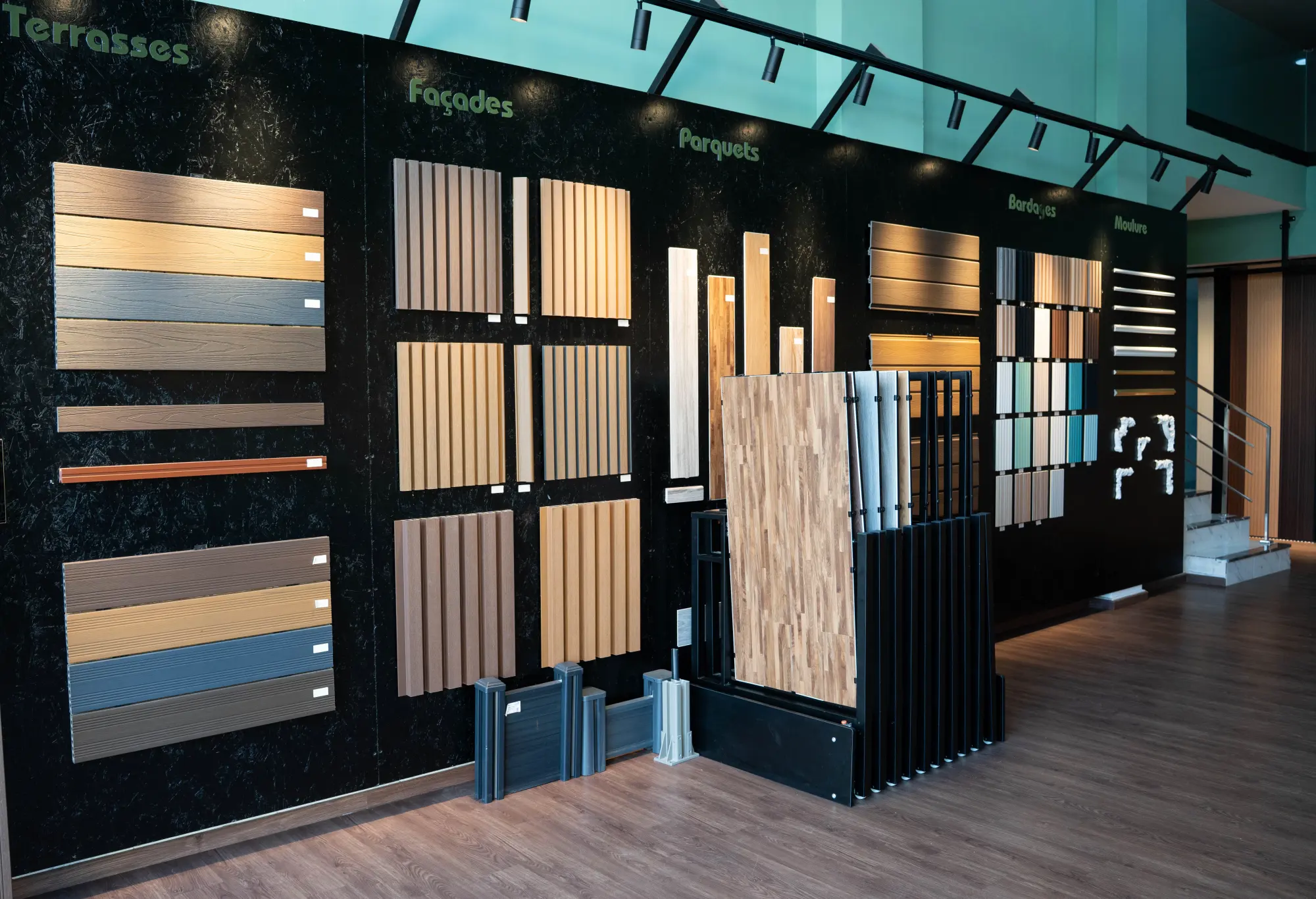 Le mur d'échantillons du showroom DECNO à Ain Chock, Casablanca : terrasses, façades, parquets, bardages et moulures