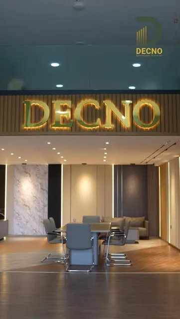 Enseigne lumineuse DECNO dans l’espace d’exposition d’Ain Chock