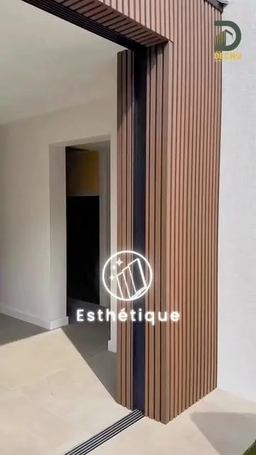 Encadrement de porte habillé de tasseaux verticaux en composite DECNO